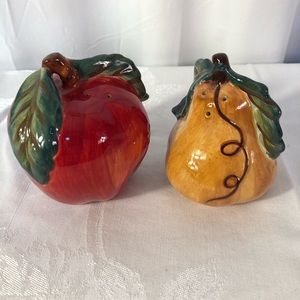 NWOT Gorgeous Lg Apple & Pear Ceramic Salt & Pepper Shaker Set. CLEAN & EXC COND